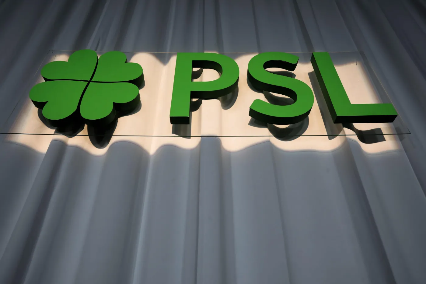 Zaglądanie w dekolt i nie tylko. Jest kolejna skarga na dyrektora z PSL