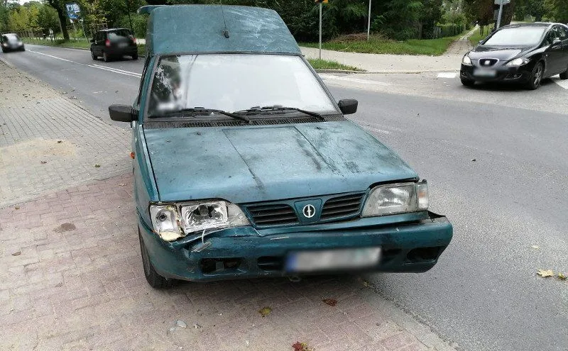 100-letni kierowca poloneza spowodował kolizję. Obok siedziała 95-letnia pasażerka [ZDJĘCIA]