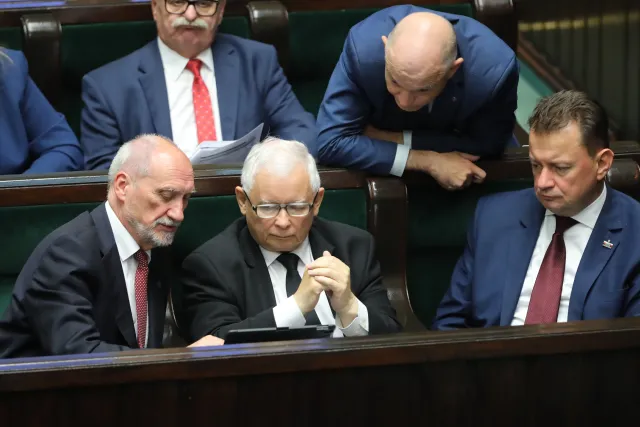 Będą konsekwencje wobec posłów PiS przeciwnych "piątce dla zwierząt". Co dalej z rządową koalicją?