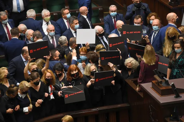 Awantura w Sejmie. Kaczyńskiego chroniła Straż Marszałkowska. Terlecki wykluczył posłów