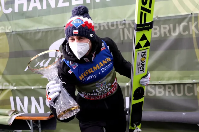 Kamil Stoch depcze po piętach Adamowi Małyszowi