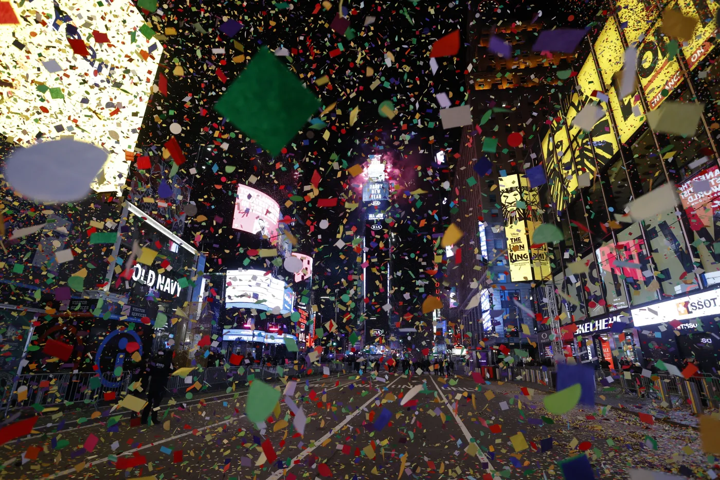 Konfetti z życzeniami z całego świata na Times Square
