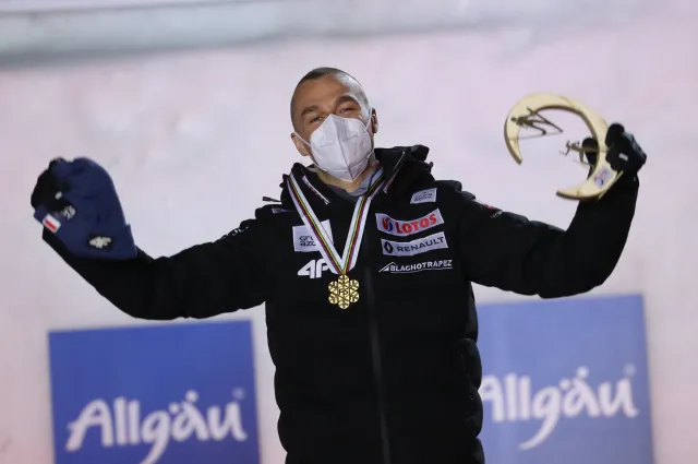 Piotr Żyła odebrał złoty medal. Podczas ceremonii zaskoczył nową fryzurą