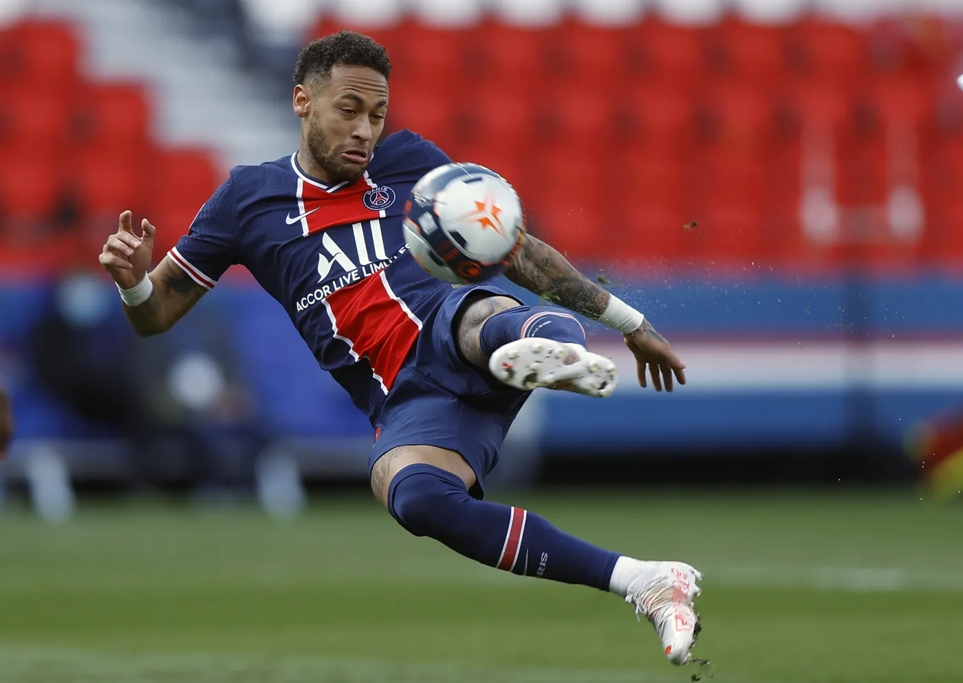 Neymar wyleciał z boiska. Porażka Paris Saint Germain w meczu na szczycie