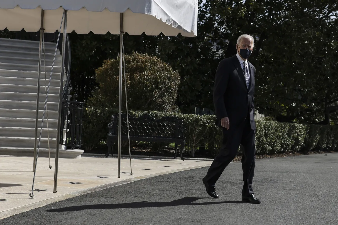Biden dwukrotnie potknął się przy wchodzeniu na pokład Air Force One [WIDEO]