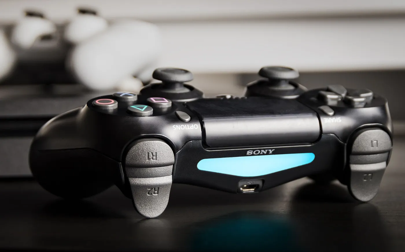 Jak przygotować Xbox One X i PS4 do sprzedaży? PORADNIK