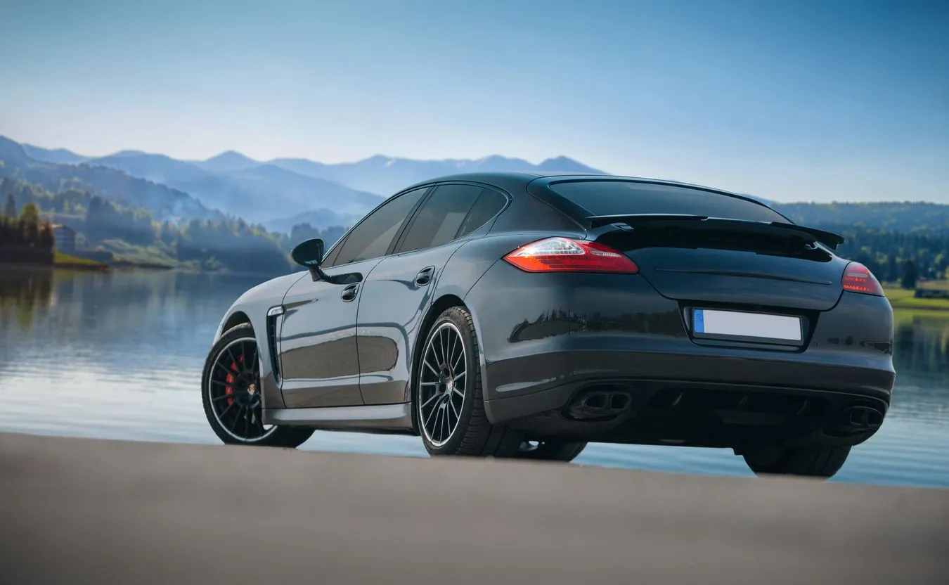 Utopił Porsche w jeziorze. Wydostał się z auta w ostatniej chwili [WIDEO]