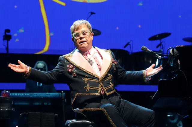 Elton John przerwał nagle koncert. Powodem choroba