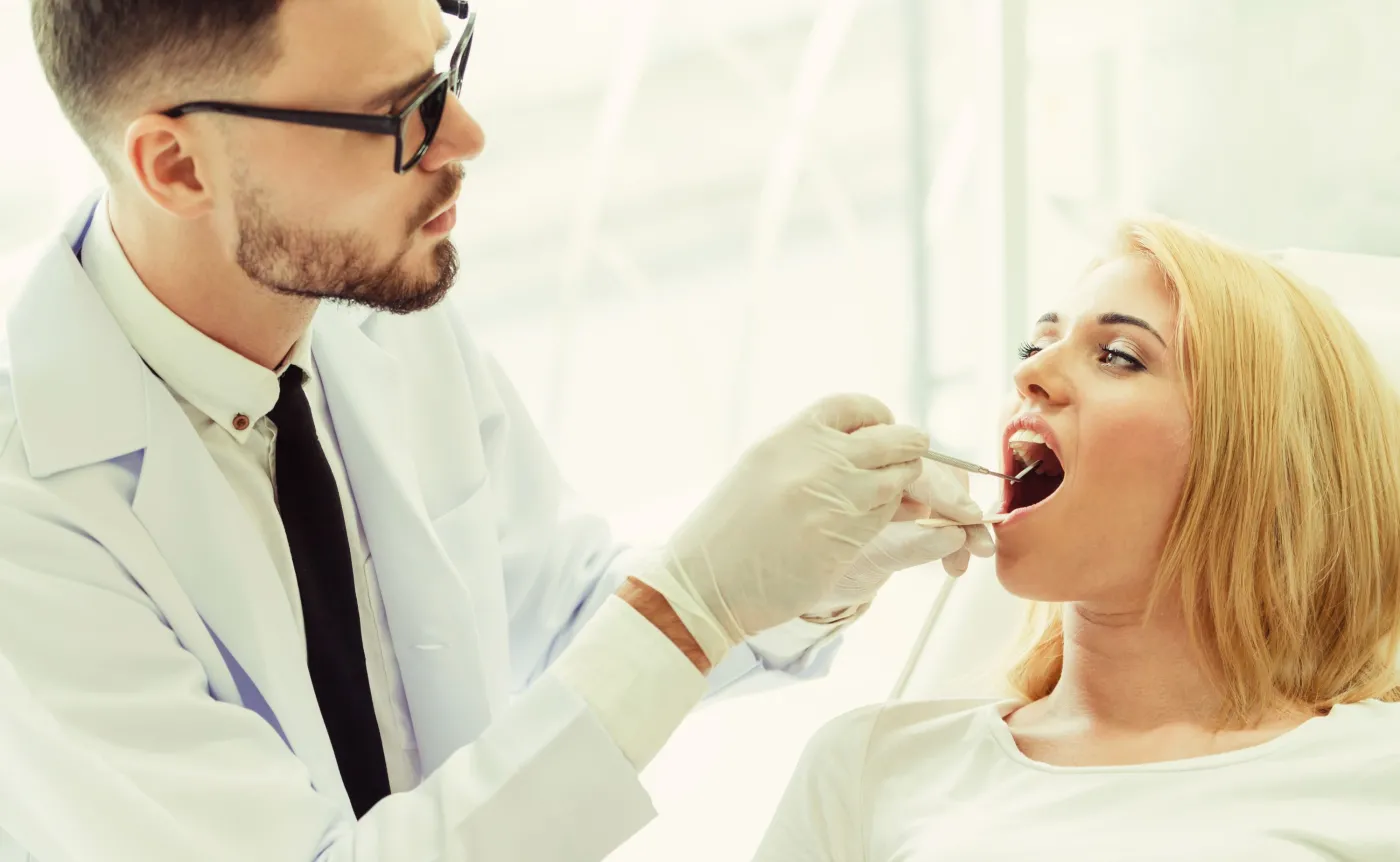 "600 plus" na dentystę od stycznia. Co obejmuje nowe finansowanie stomatologiczne z NFZ w 2025 roku?