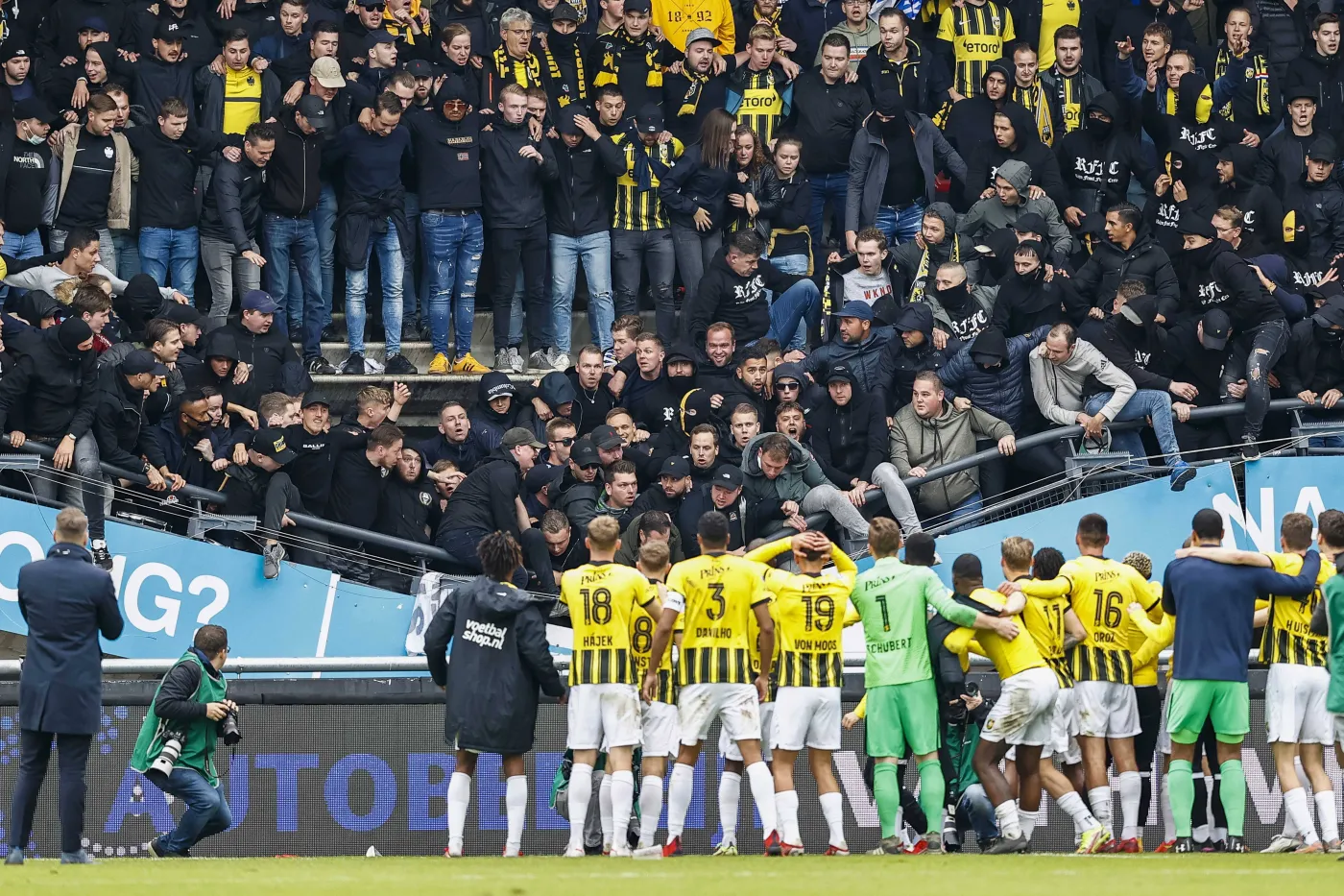 Podczas meczu zawaliła się część trybuny. Stadion został zamknięty