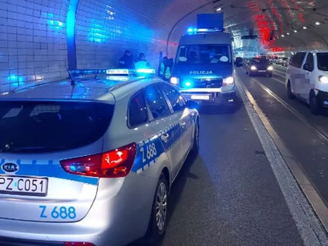 Mężczyzna z bagnetami siał postrach wśród kierowców. Ruszył na policję w tunelu trasy WZ