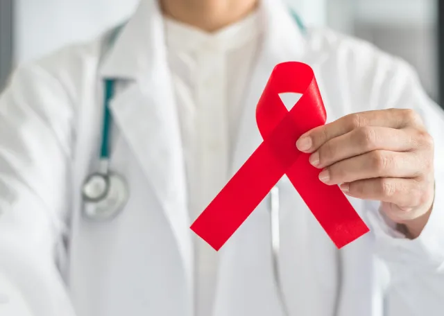 Jeszcze niedawno ta choroba oznaczała wyrok. Jak wygląda życie z AIDS?