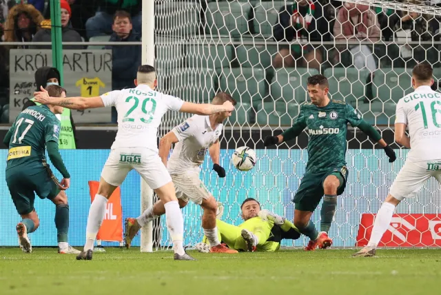 Radomiak rozbił mistrza Polski. Legia przezimuje w strefie spadkowej [WIDEO]