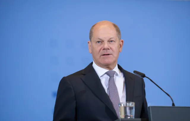Scholz krytykuje słowa Schroedera o Ukrainie. "Jest tylko jeden kanclerz, to ja"