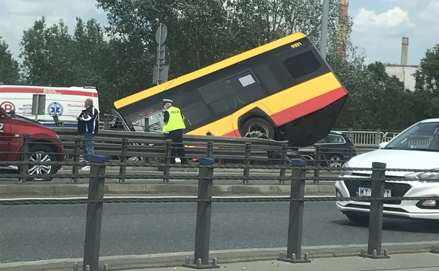 Kierowca autobusu, który spadł z wiaduktu w Warszawie, przyznał się do winy