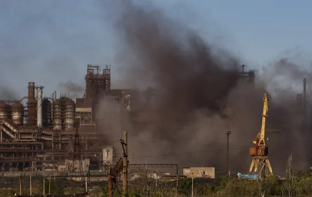 Rosjanie po raz pierwszy użyli przeciw obrońcom Azowstalu bomb fosforowych [WIDEO]