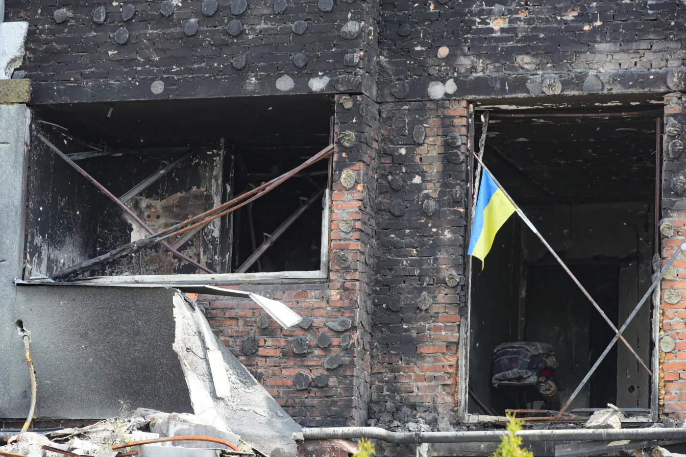 CNN: Rosjanie ostrzelali domy w Irpieniu fleszetkami. "Są wszędzie"
