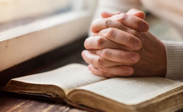 "Amen and... awoman". Internet wrze po zmianie formuły kończącej modlitwę