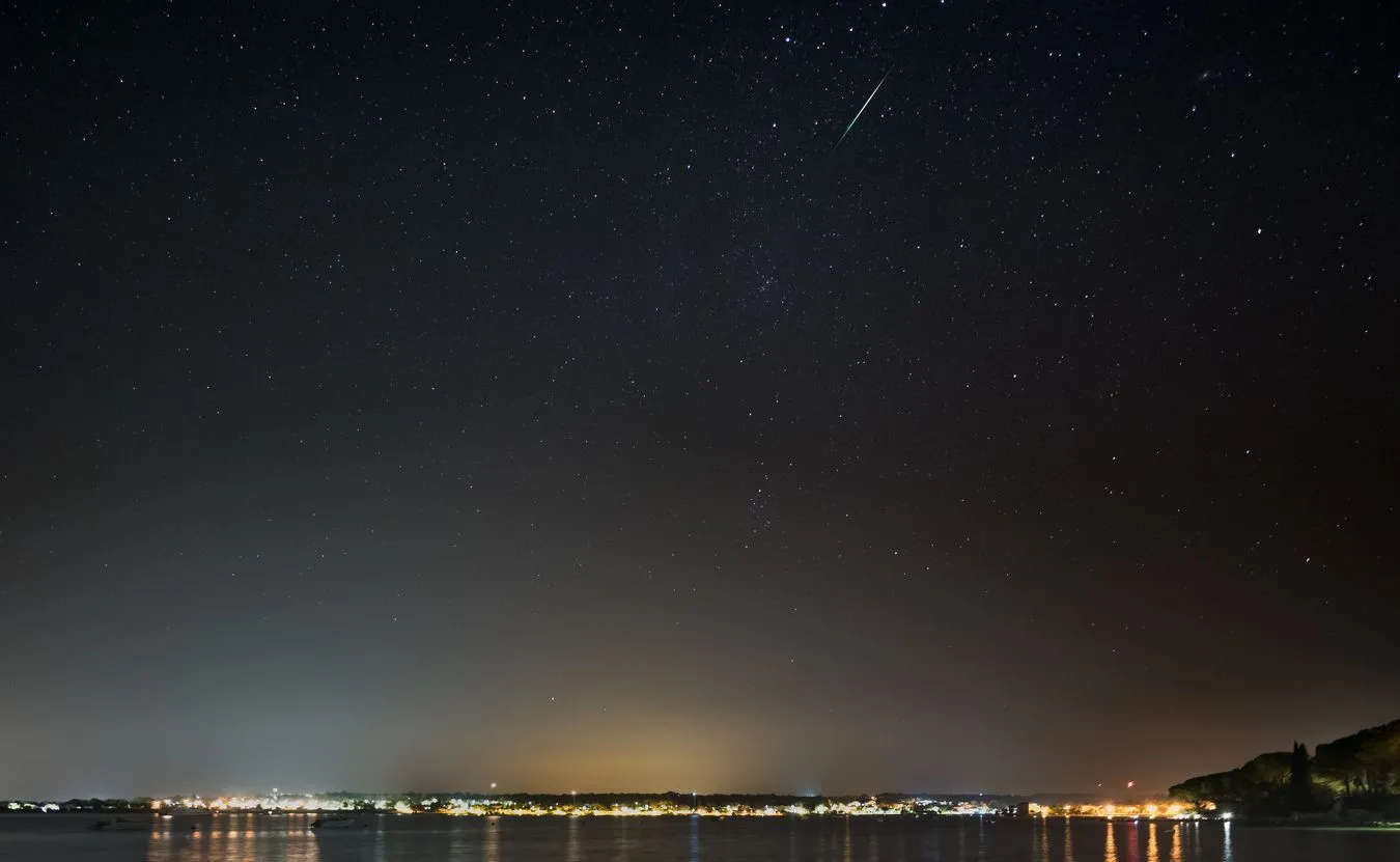 Nadchodzi noc spadających gwiazd. Kiedy będzie można oglądać deszcz meteorów?