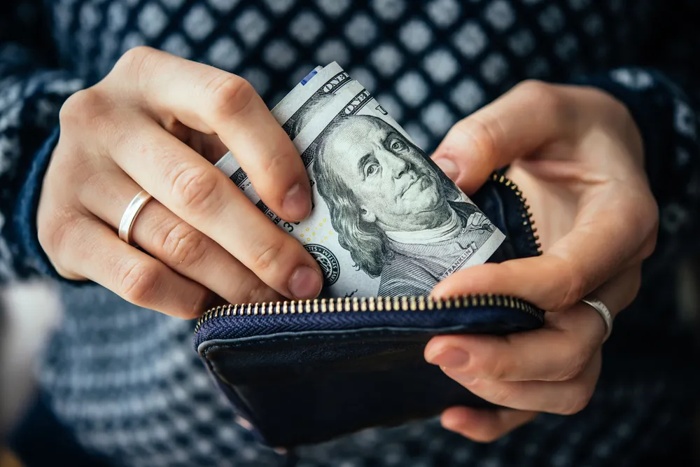 Bezdomne kobiety zwróciły znalezione tysiące dolarów. "On zaczął płakać, o mój Boże..."