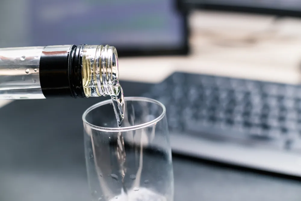 Alkohol podczas pracy zdalnej? Oto, co za to grozi
