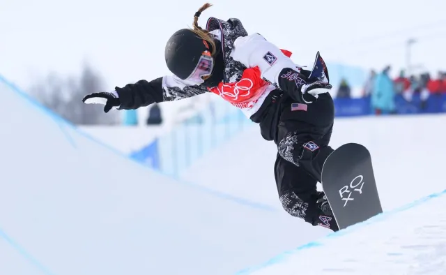 Mistrzyni olimpijska w snowboardzie Chloe Kim zwiozła narciarza "na barana"