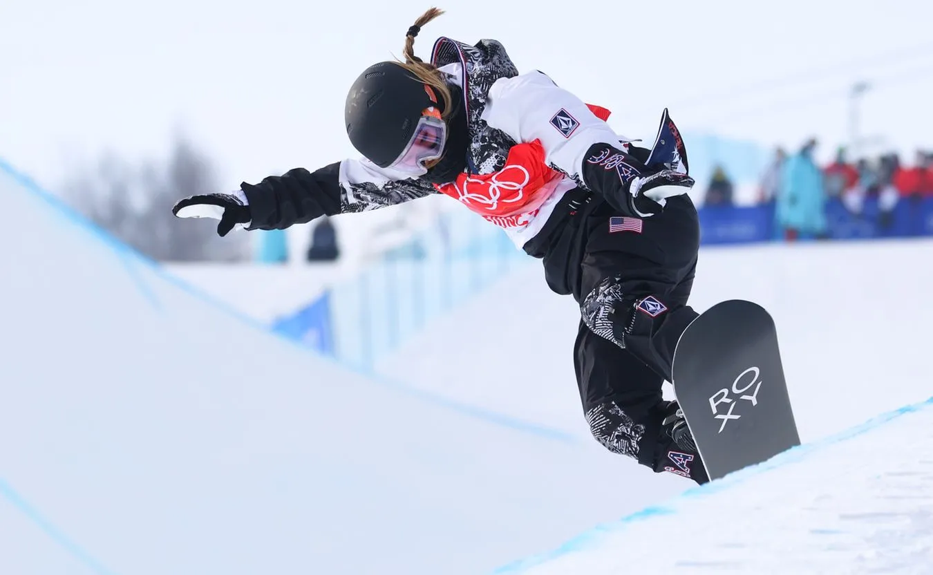 Mistrzyni olimpijska w snowboardzie Chloe Kim zwiozła narciarza "na barana"