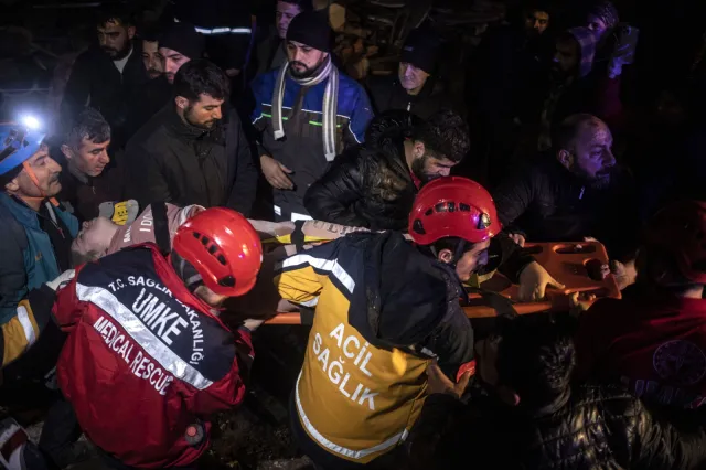 Potężne trzęsienie ziemi w Turcji i w Syrii. Tysiące zabitych [WSTRZĄSAJĄCE NAGRANIA]