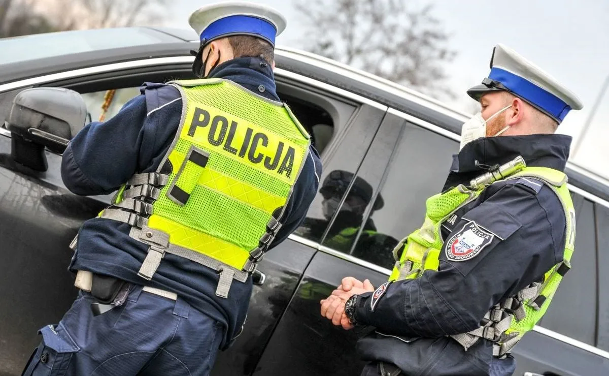 Od dziś mandat 5 tys. zł! Robisz TO w aucie? Policja przez 31 dni nie daruje kierowcom