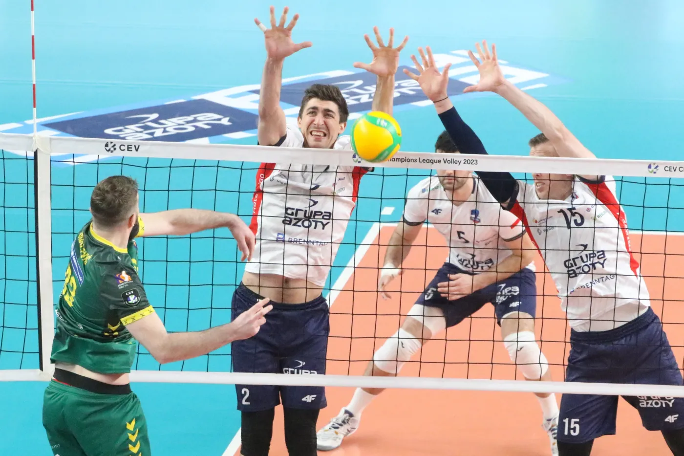Siatkarze Zaksy Kędzierzyn-Koźle Łukasz Kaczmarek (C) i David Smith (P) oraz Uros Kovacevic (L) z Aluronu CMC Warty Zawiercie 