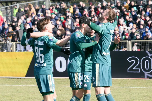 Legia liczy, że Raków straci punkty w Szczecinie. Klasyk w Zabrzu