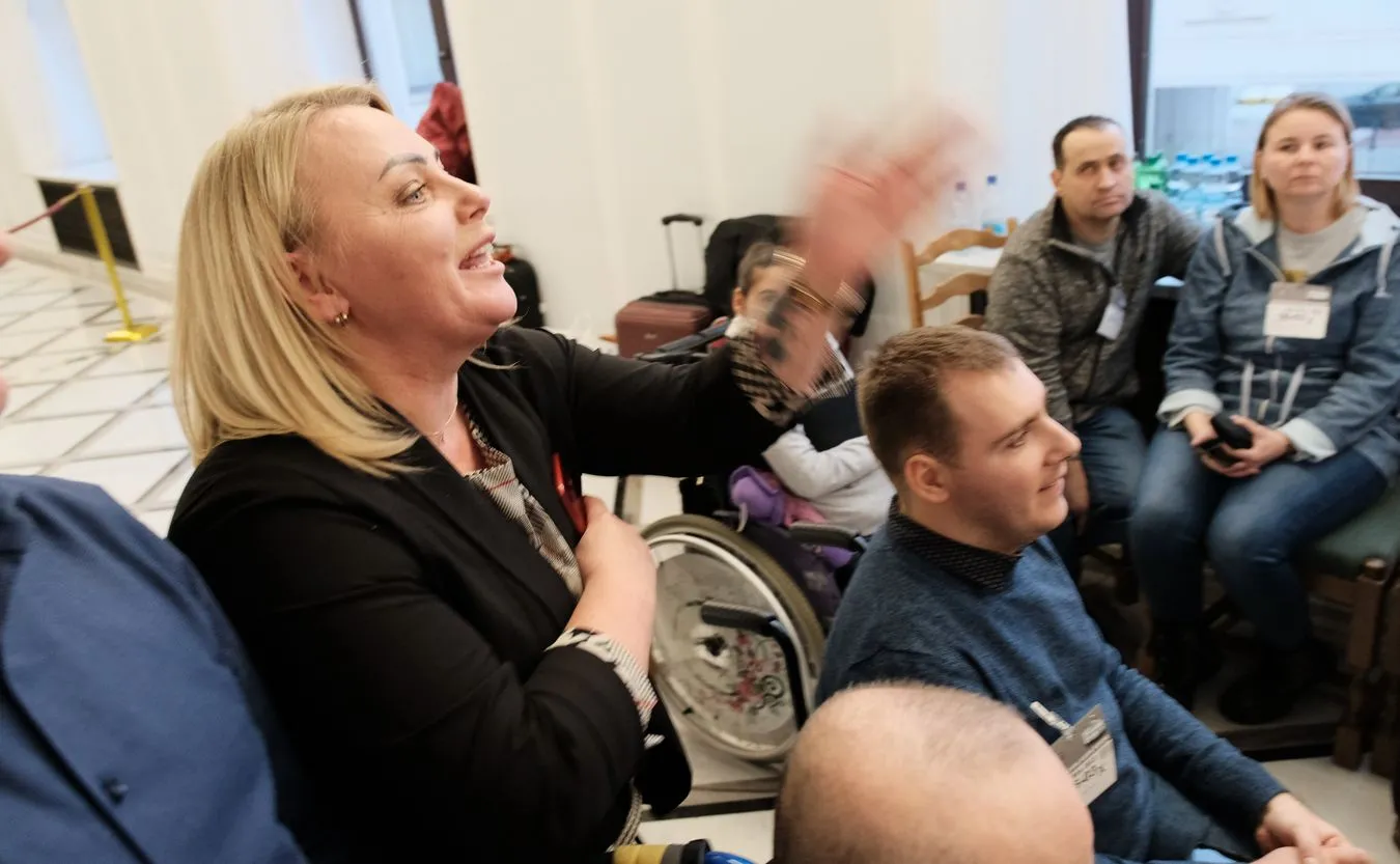 Rzecznik PiS składa życzenia protestującym kobietom. Hartwich "przyjmie kwiaty tylko wtedy..."