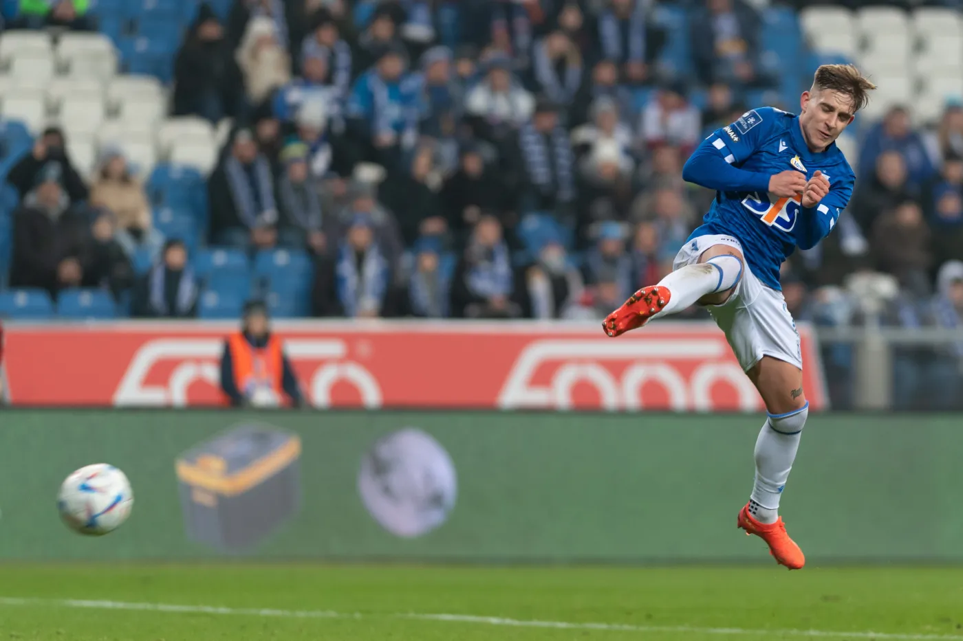 Lech wbił gwóźdź do trumny trenera Kaczmarka. Lechia zdemolowana w Poznaniu [WIDEO]