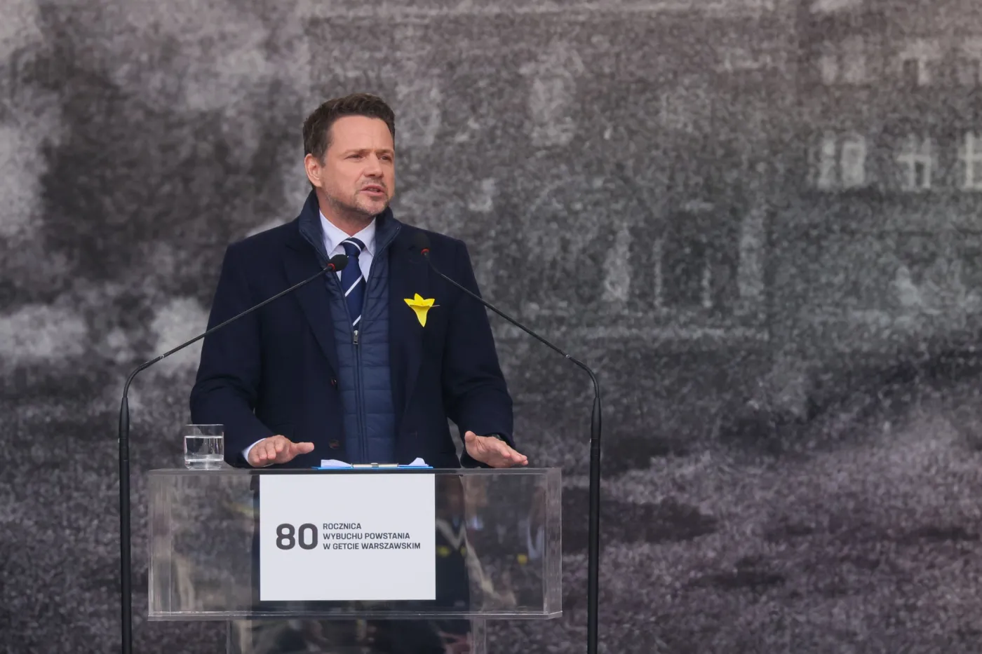 Burza w sieci po wpisie Trzaskowskiego o synagogach. "Nadmierny skrót myślowy"