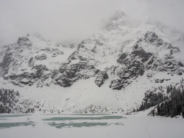 Tatry: Bardzo trudne warunki turystyczne, na szczytach blisko metr śniegu