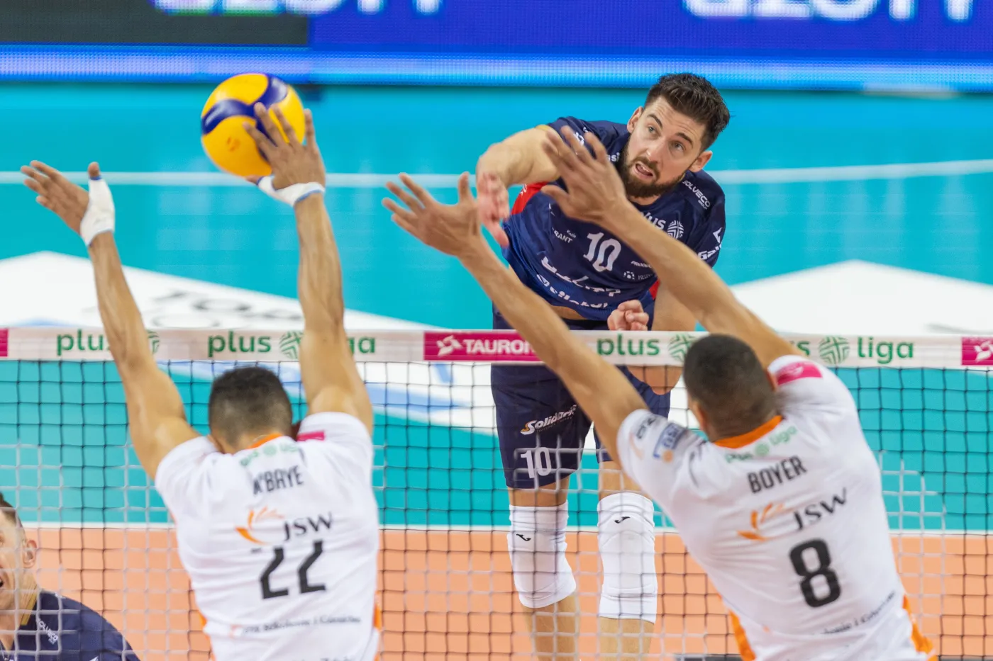 Siatkarze Jastrzębskiego Węgla Moustapha M'Baye (L) i Stephen Boyer (P) oraz Bartosz Bednorz (C) z Grupy Azoty Zaksy Kędzierzyn-Koźle 