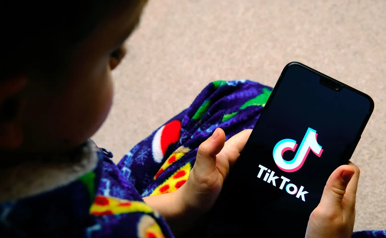 "Młode głowy". Rzecznik praw dziecka reaguje na kampanię edukacyjną w szkołach z udziałem TikToka