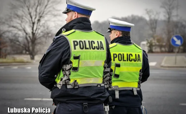 Jechał pijany motorowerem bez kasku, z psem i pił piwo