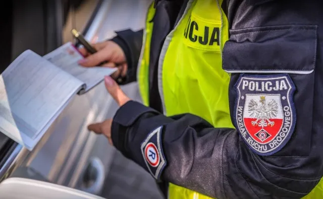 Mandat za brak maseczki w samochodzie. Żarty się skończyły, policja będzie karać