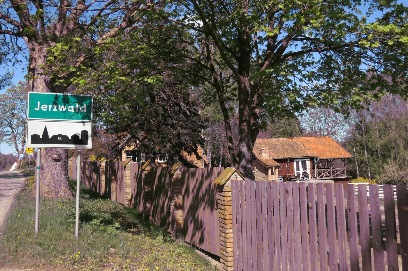 Dom Zbigniewa Nienackiego w Jerzwałdzie wystawiony na sprzedaż za prawie trzy miliony złotych – z archiwum Jarosława Molendy