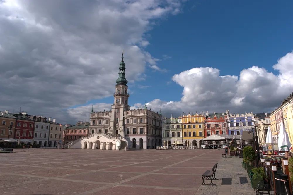 Konar drzewa spadł na ludzi na rynku w Zamościu