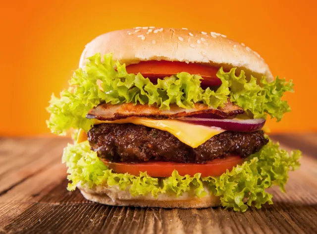 NIE dla fast foodów, ostrych przypraw i... CO JEŚĆ w upalne dni?