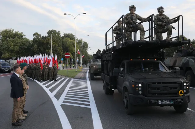 Defilada w ekstremalnych upałach. Temperatury mogą sięgnąć nawet do 35 st. C.
