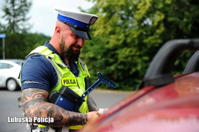 Narkotyki, zakaz prowadzenia i... przejazd na czerwonym świetle: genialny przestępca w rękach policji
