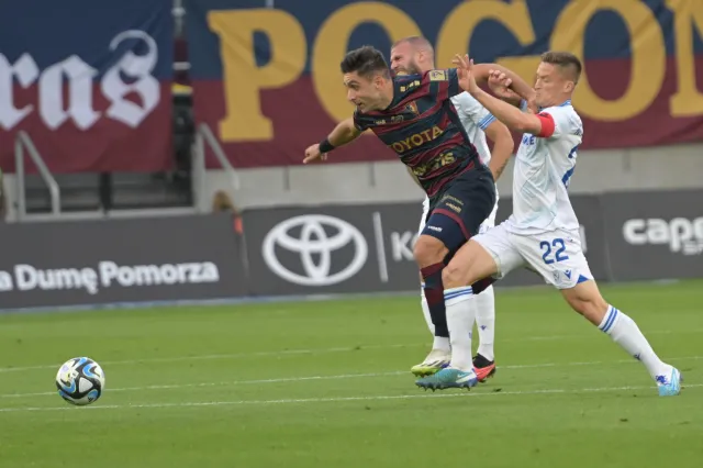 Lech Poznań zebrał solidne baty. Pogoń Szczecin zagrała na "5" [WIDEO]