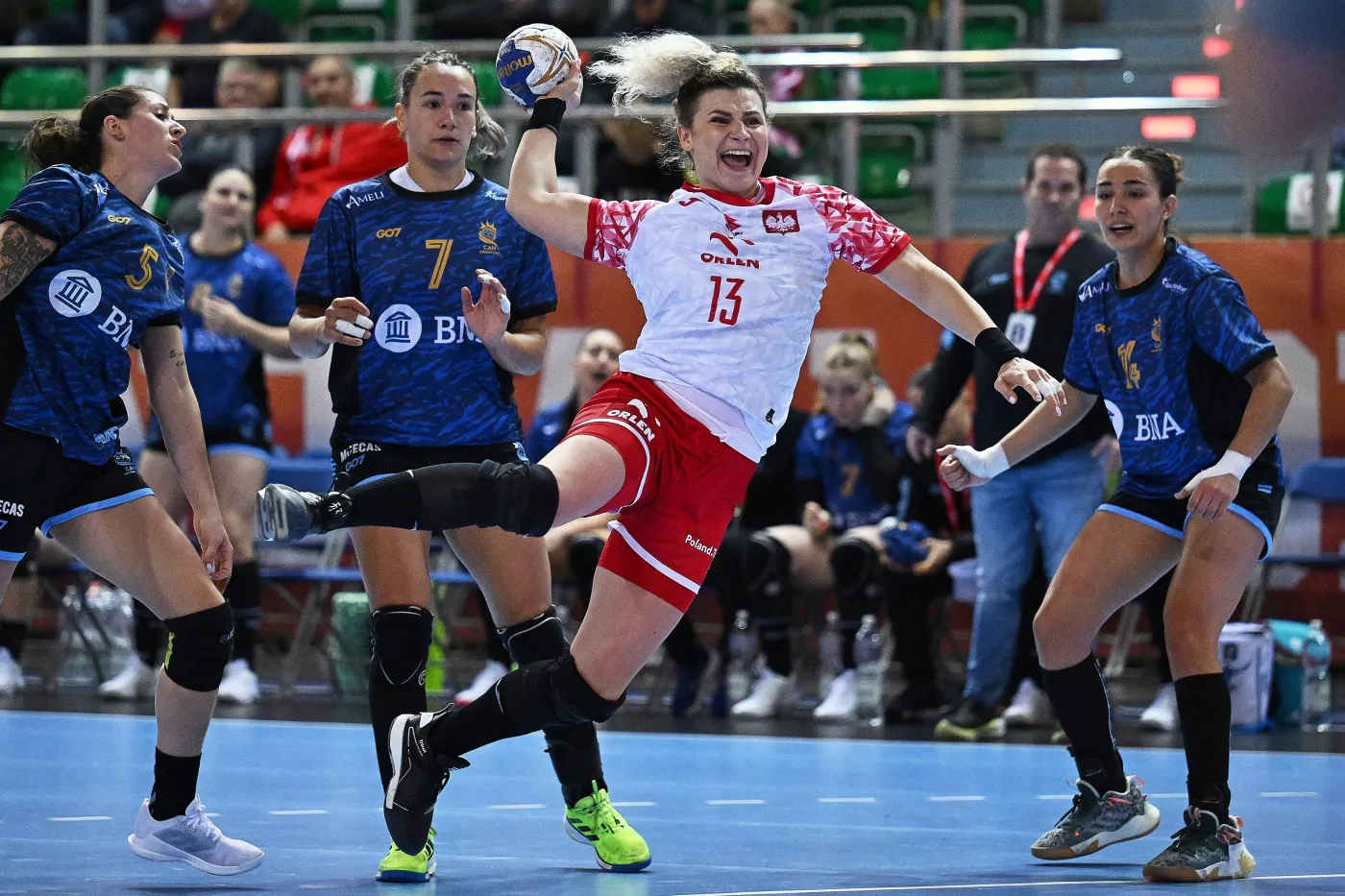 Polka Sylwia Matuszczyk (C) oraz Ayelen Garcia (P), Rocio Campigli (C-tył) i Manuela Pizzo (L) z Argentyny podczas meczu towarzyskiego piłkarek ręcznych