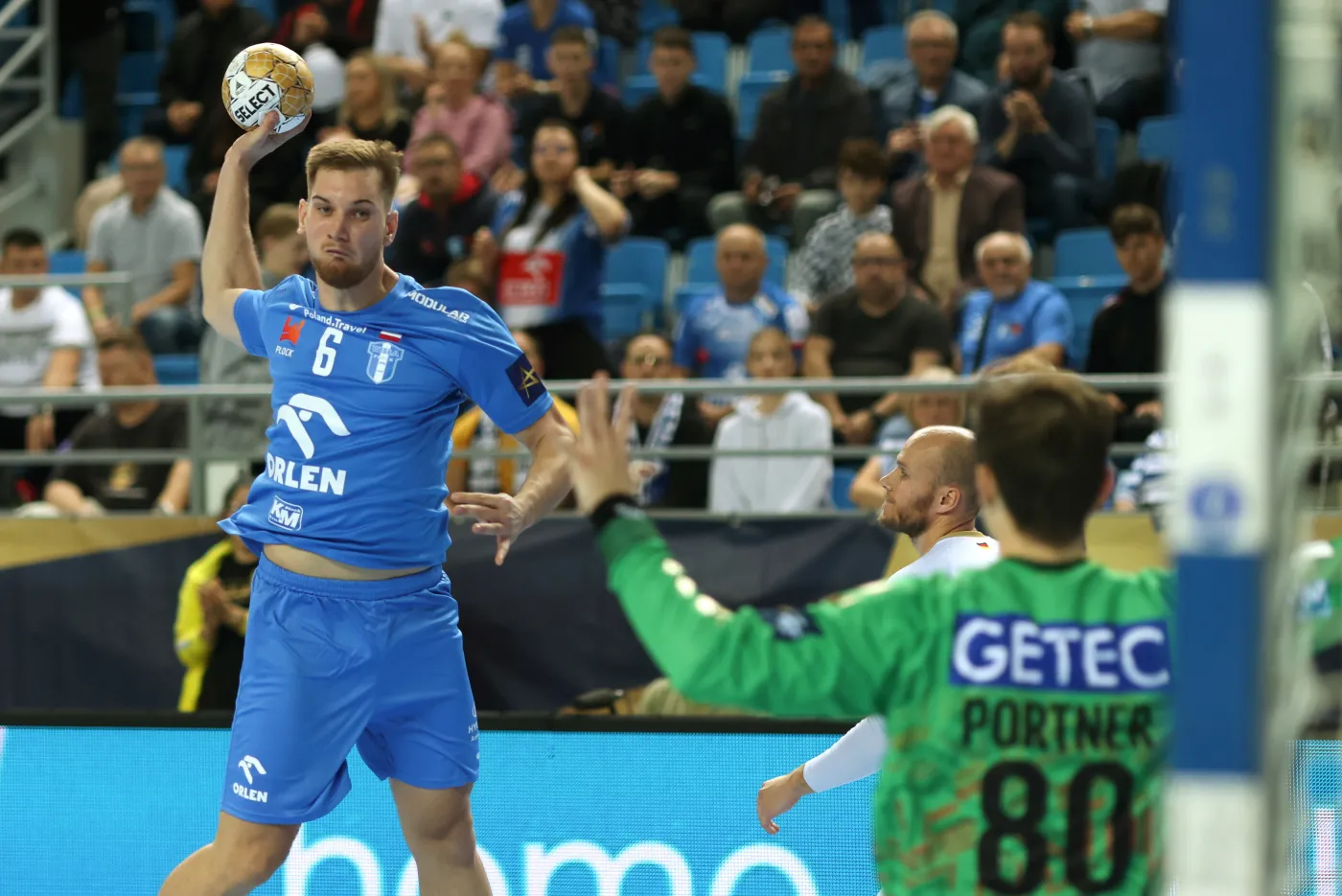  Zawodnik Orlenu Wisły Płock Tin Lucin (L) podczas meczu grupy B Ligi Mistrzów piłkarzy ręcznych z SC Magdeburg