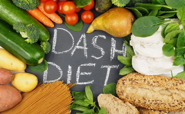 Dieta DASH wzmacnia nie tylko serce, ale i mózg, chroni przed demencją. Co jeść?