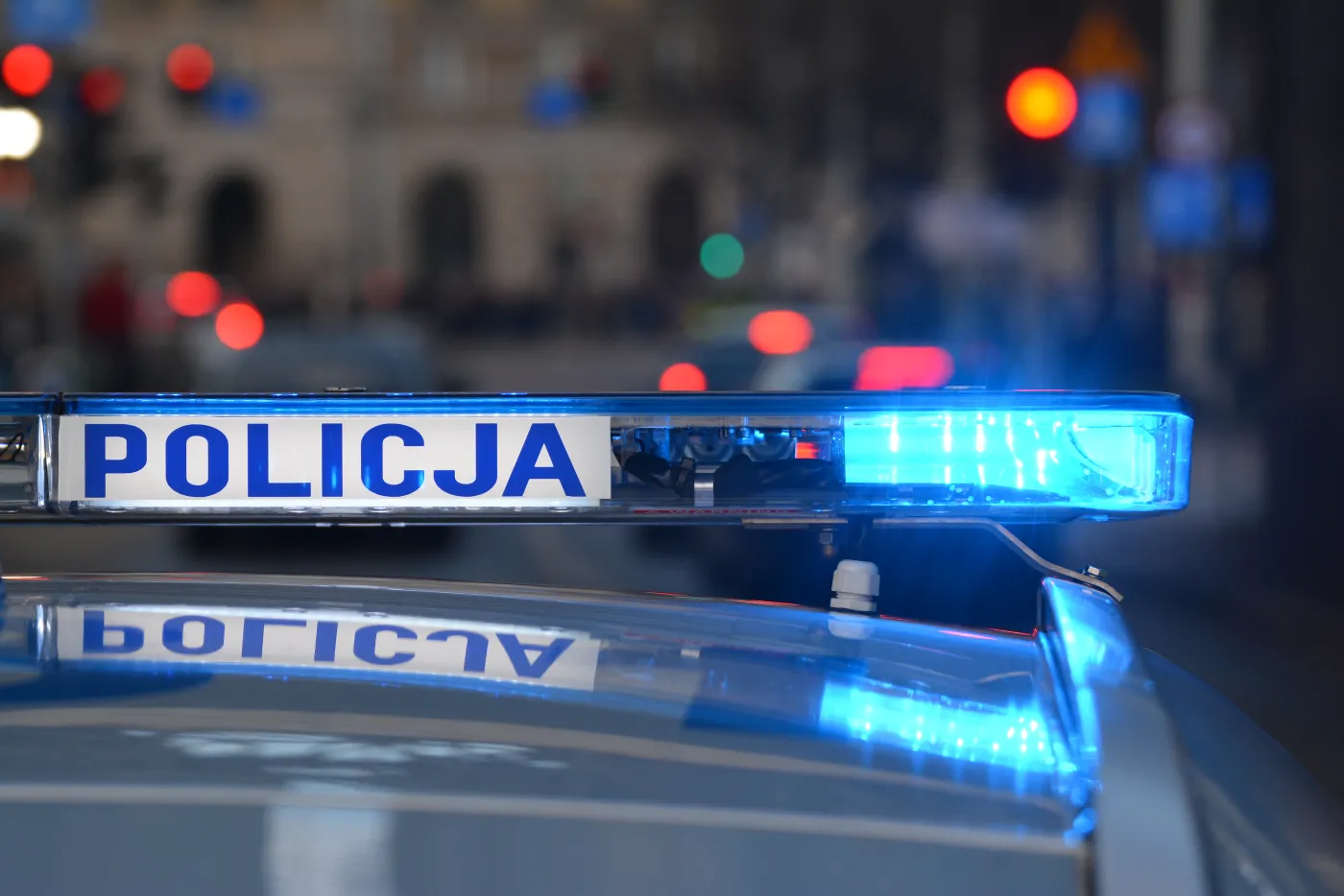 Złodziej w potrzasku, samochód przygniótł go przy kradzieży katalizatora