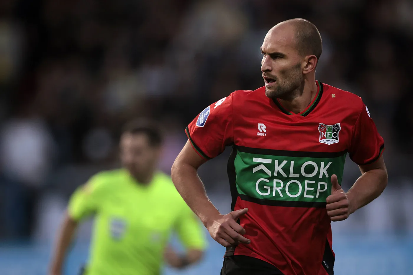 Chwile grozy na boisku Bas Dost zasłabł w trakcie meczu [WIDEO]